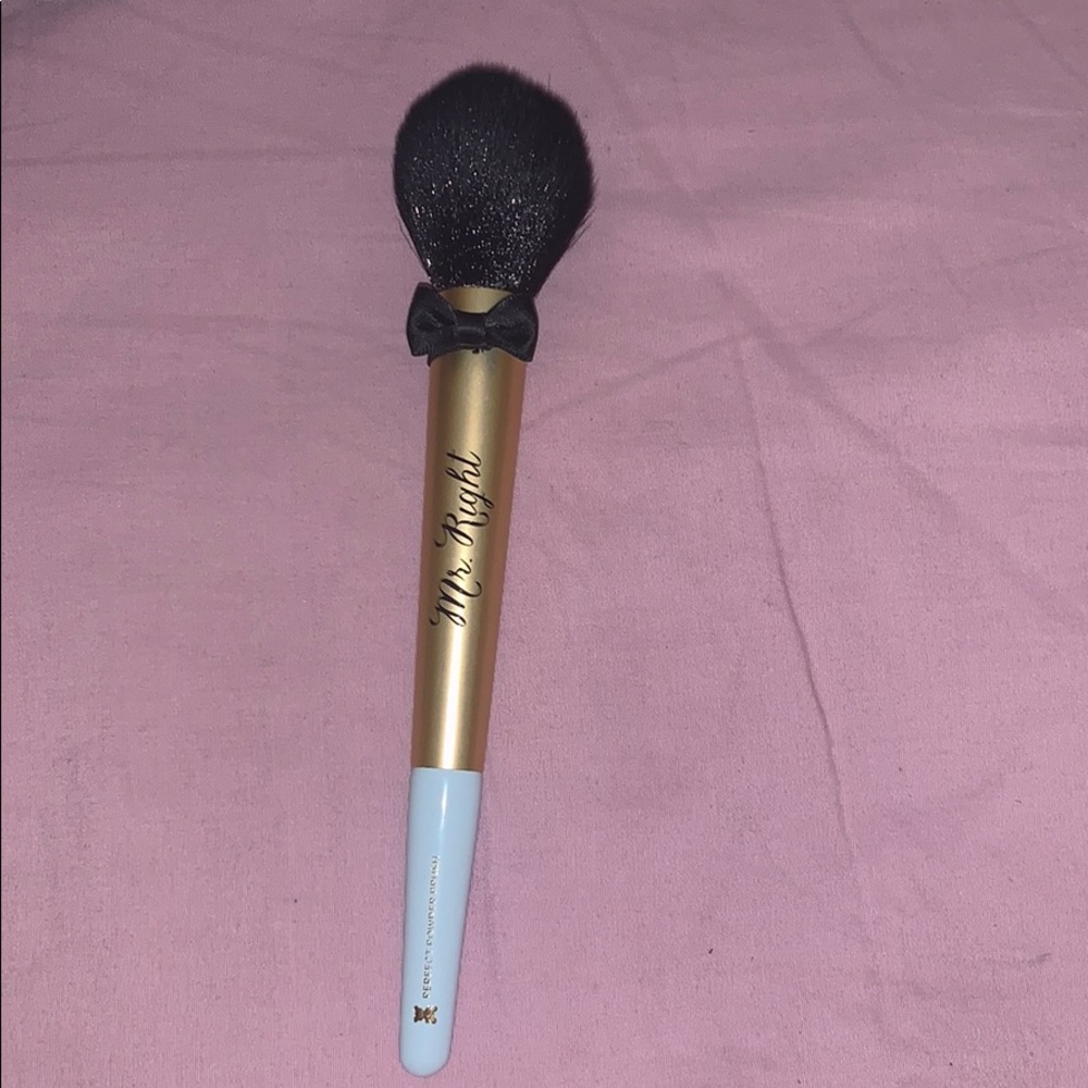 Too Faced Mr. Right Brush